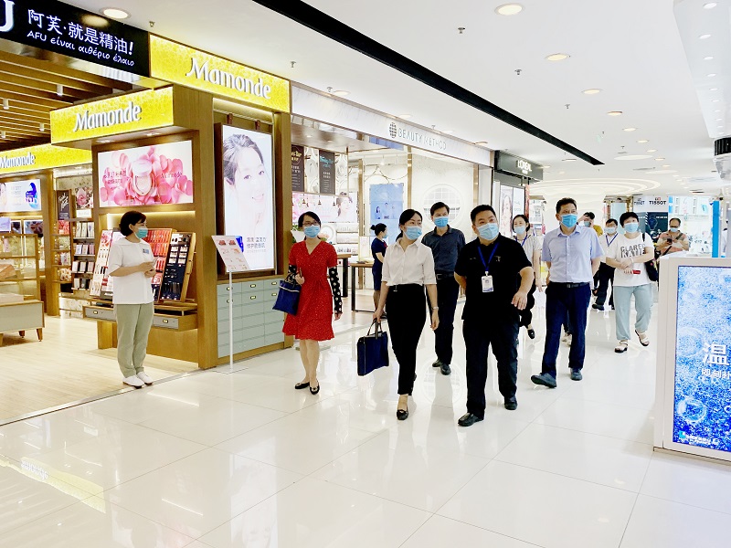 興寧區(qū)副區(qū)長(zhǎng)陸穎在南寧百貨朝陽(yáng)店賣場(chǎng)進(jìn)行創(chuàng)城實(shí)地檢查_(kāi)副本.jpg 興寧區(qū)副區(qū)長(zhǎng)陸穎在南寧百貨朝陽(yáng)店賣場(chǎng)進(jìn)行創(chuàng)城實(shí)地檢查_(kāi)副本.jpg