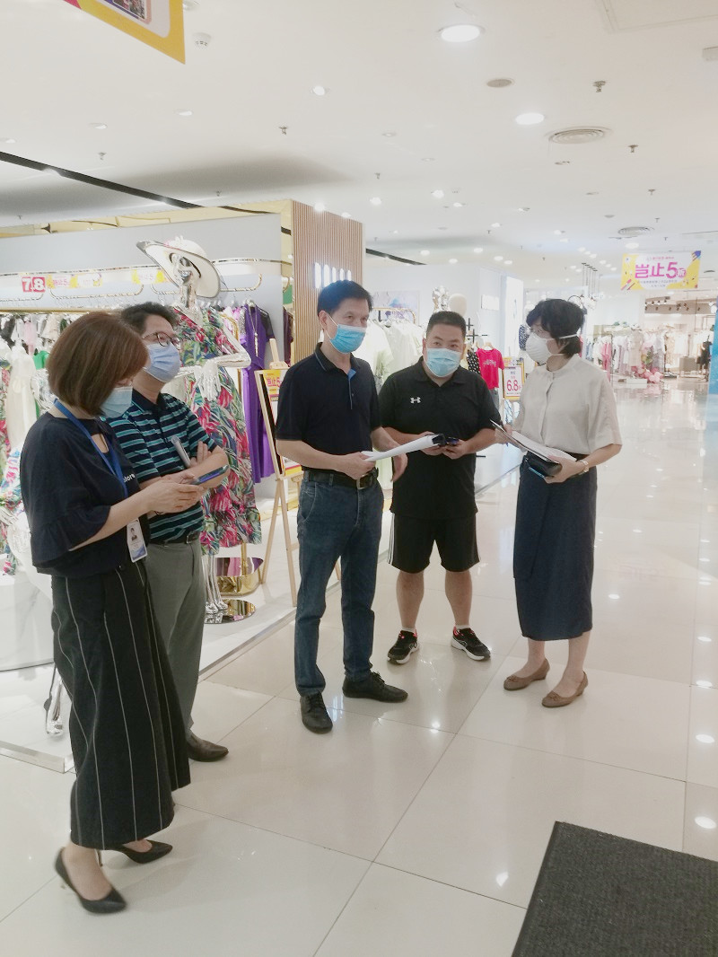 南寧百貨黨委副書記胡盛品在朝陽(yáng)店檢查現(xiàn)場(chǎng)設(shè)施設(shè)備情況_副本.jpg 南寧百貨黨委副書記胡盛品在朝陽(yáng)店檢查現(xiàn)場(chǎng)設(shè)施設(shè)備情況_副本.jpg